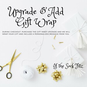 Puede incluir: Cajas de regalo blancas con borlas, lazos dorados y tijeras sobre un fondo blanco. El texto dice "Upgrade & Add Gift Wrap" y "If the Sock Fitz". La imagen promociona servicios de envoltorio de regalo.