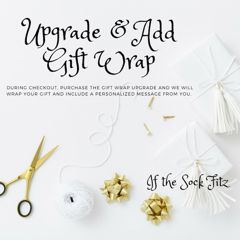 Puede incluir: Cajas de regalo blancas con borlas, lazos dorados y tijeras sobre un fondo blanco. El texto dice "Upgrade & Add Gift Wrap" y "If the Sock Fitz". La imagen promociona servicios de envoltorio de regalo.