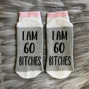 Chaussettes I'm 60 Bitches - Cadeau 60e anniversaire - 60e anniversaire - 1965 - 60 ans AF - Cadeau d'anniversaire pour meilleure amie - Idée cadeau d'anniversaire - Idée cadeau 60 ans