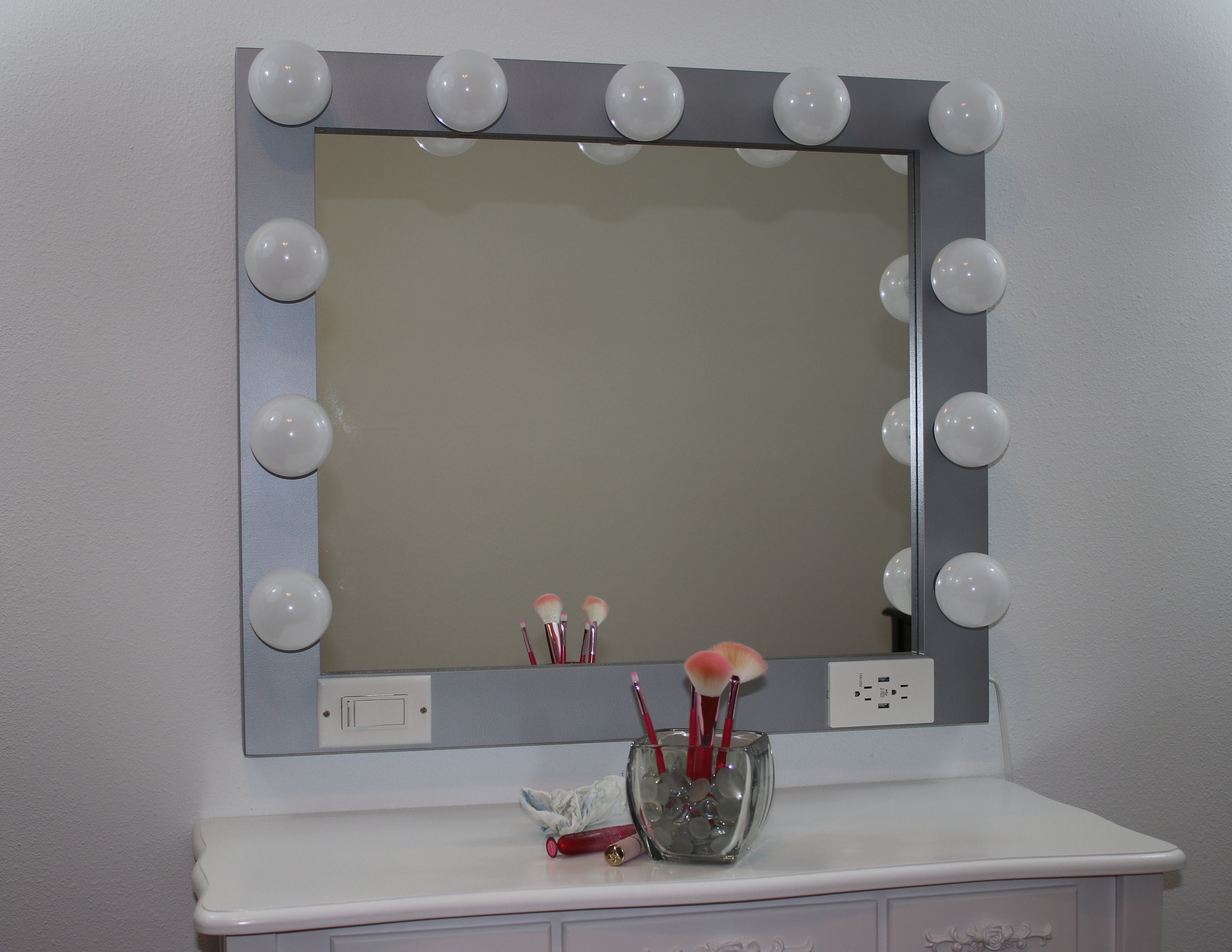 Large silver 32x28 Hollywood style lighted vanity makeup ...