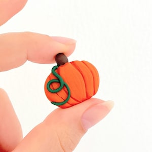 Cute Pumpkin pin / Halloween Pin - Polymer clay brooche / badge