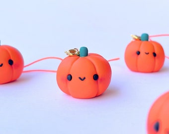 Llavero de arcilla polimérica hecho a mano con forma de calabaza kawaii