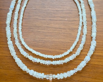 Mondstein 3-fach Strang Kette facettiert, 3 Monde mit silberfarbenen Knebelverschluss. Kürzeste Kette ist 40 cm lang. Wunschlängen möglich!