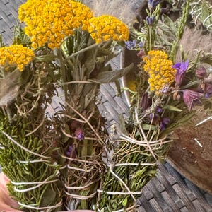 Paquetes de hierbas para la bendición del Día de los Caídos. Chamiso, enebro, lavanda, orégano, perejil, salvia, estragón, tomillo y flores de milenrama. Paquetes orgánicos para sahumerio.