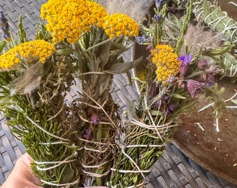 Paquetes de hierbas para la bendición del Día de los Caídos. Chamiso, enebro, lavanda, orégano, perejil, salvia, estragón, tomillo y flores de milenrama. Paquetes orgánicos para sahumerio.