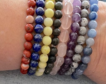 Pulseras energéticas. Jaspe rojo escama, lapislázuli, jaspe peridoto, jaspe atardecer, cuarzo rosa, ágata gris de encaje loco, aventurina azul en elástico.