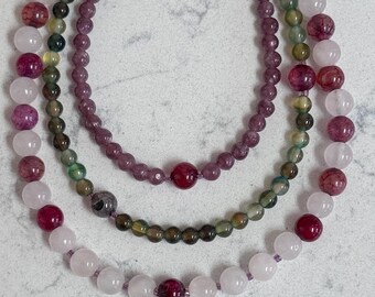 Collar con cuentas espaciadoras de vidrio Delica, tres hebras de lepidolita, ágatas mixtas, cuarzo rosa y flores de patata. Cierre de palanca chapado en plata. 54,6 cm (21 1/2").