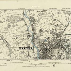 Może przedstawiać: Antyczna mapa Exeter w Anglii, przedstawiająca ulice, budynki i zabytki miasta. Mapa jest wydrukowana w czerni i bieli na kremowym tle. Tytuł "Exeter" jest wydrukowany pogrubioną czarną czcionką na dole środka mapy.