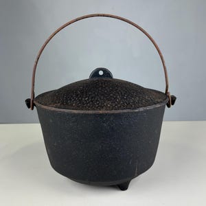 Antiker Gusseisenkessel mit Deckel und Griff - Gusseisenkochtopf - schwerer schwarzer Vintagekessel auf drei Beinen made in Taiwan