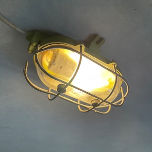 Schwere Industrie-Wand-/Deckenlampe – 1960er-Jahre-Glaskäfiglampe aus gegossenem Metall – Mancave-Licht