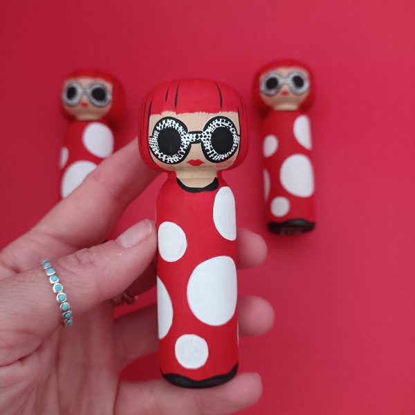 Kokeshi Peg Doll Poupée en bois inspirée de l'artiste YAYOI KUSAMA cadeau personnalisé