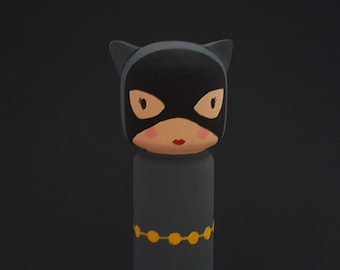 Peg KOKESHI Puppe Catwoman Superheld Holzpuppe