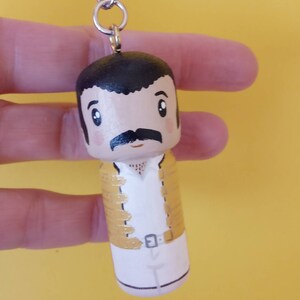 Llavero Peg Doll Wooden Doll Muñeca de Madera Pintada a Mano llavero de el famoso cantante Freddy Mercury imagen 2