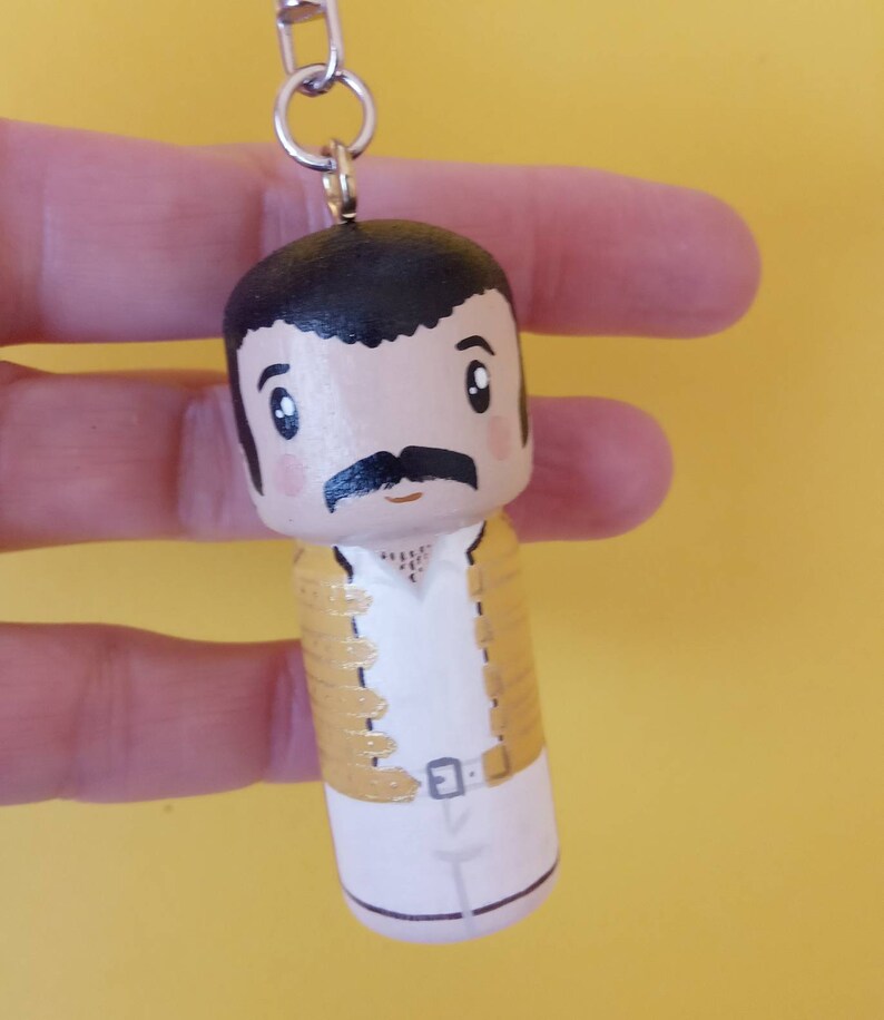 Llavero Peg Doll Wooden Doll Muñeca de Madera Pintada a Mano llavero de el famoso cantante Freddy Mercury imagen 2
