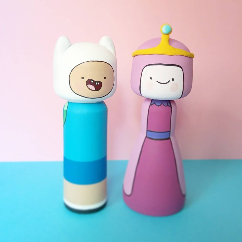 Kokeshi Peg Doll Muñeca de Finn el humano de la serie de dibujos Hora de acenturas regalo madera muñeco imagen 4