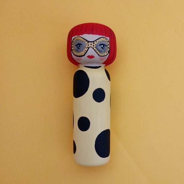 Kokeshi Peg Doll Poupée en bois inspirée de l'artiste YAYOI KUSAMA cadeau personnalisé