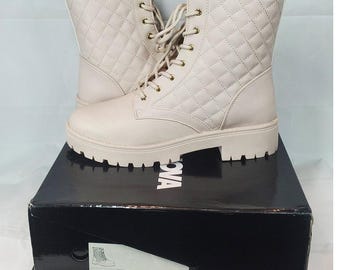 Botas de combate acolchadas Fashion Nova en beige con cordones, suela gruesa y tacón grueso, talla 9.5