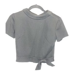 Peut inclure: Un haut à manches courtes de couleur charbon de bois avec un col montant et un détail de nœud à la taille. Le haut est suspendu à un cintre noir. Le tissu semble être une matière tricotée douce.