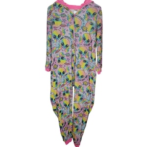 Könnte beinhalten: Ein farbenfroher, einteiliger Schlafanzug mit Kapuze und Reißverschluss. Das Muster zeigt Cartoon-Aliens in verschiedenen Farben, Friedenszeichen und den Text "OMG, FAR OUT!". Die Bündchen und das Kapuzenfutter sind rosa.