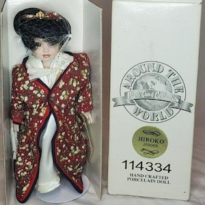 Hiroko Papa Tung around the world Porzellanpuppe mit Originalverpackung - asiatisches Kulturelles Kleid