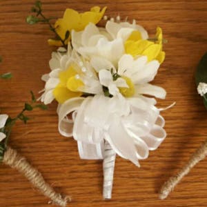 Yellow Wrist Corsage, Wedding Corsage, Pearl Wrist Corsage, Mother of the Bride Corsage, Mother of the Groom Corsage, Yellow Daisy Corsage