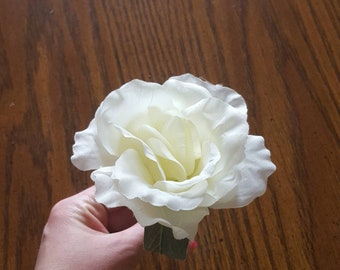 White Boutonniere, White Wedding Boutonniere, Groomsman Boutonniere, White Wedding, Spring Wedding, Summer Wedding, Prom Boutonniere