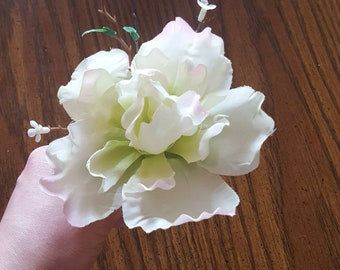 White Boutonniere, White Wedding Boutonniere, Groomsman Boutonniere, White Wedding, Spring Wedding, Summer Wedding, Prom Boutonniere