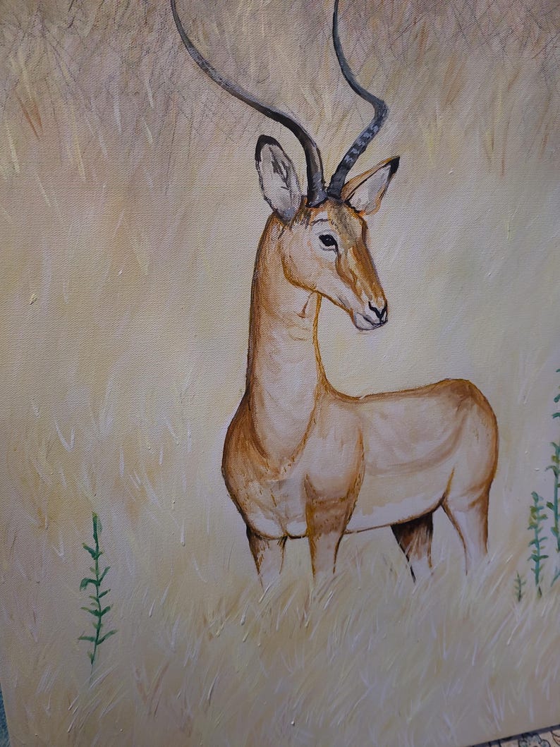 Op de afbeelding: Een olieverfschilderij op doek met een impala die in hoog, lichtgekleurd gras staat. Het dier heeft een beige vacht, donkere gebogen hoorns en kijkt naar rechts. Kleine groene planten zijn zichtbaar op de voorgrond van de afbeelding.