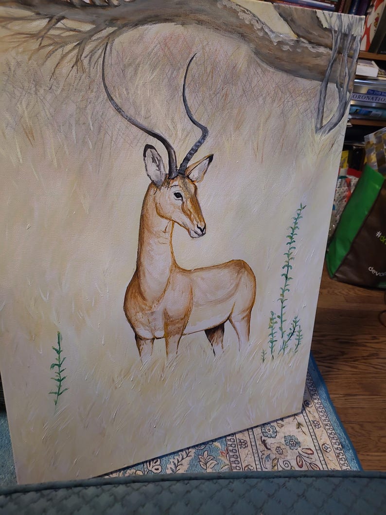 Op de afbeelding: Een olieverfschilderij op doek met een impala die in hoog, lichtgekleurd gras staat. De impala heeft een beige vacht, donkere gebogen hoorns en staat onder een grote, overhangende boomtak. De achtergrond heeft gedempte gele tinten.