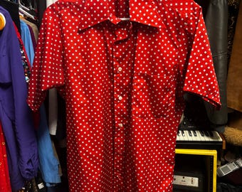 Camisa vintage de manga corta con lunares rojos y blancos de Van Heusen Super Silk. Talla mediana.