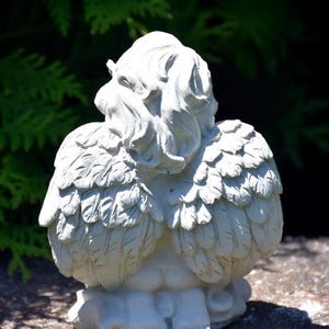 Estatua de ángel rezando de hormigón hecha a mano / Querubín para el hogar y el jardín imagen 3