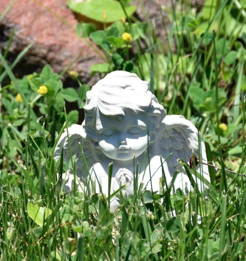 Estatua de ángel rezando de hormigón hecha a mano / Querubín para el hogar y el jardín imagen 5