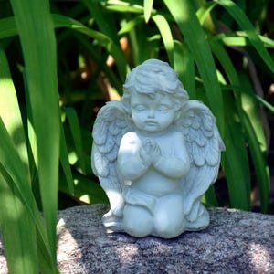 Estatua de ángel rezando de hormigón hecha a mano / Querubín para el hogar y el jardín imagen 6