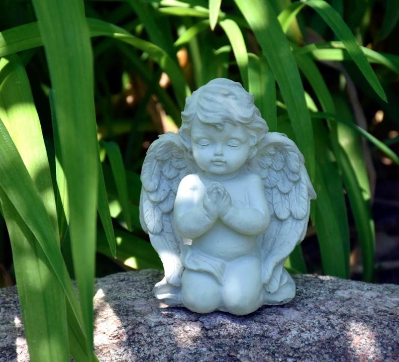 Estatua de ángel rezando de hormigón hecha a mano / Querubín para el hogar y el jardín imagen 6