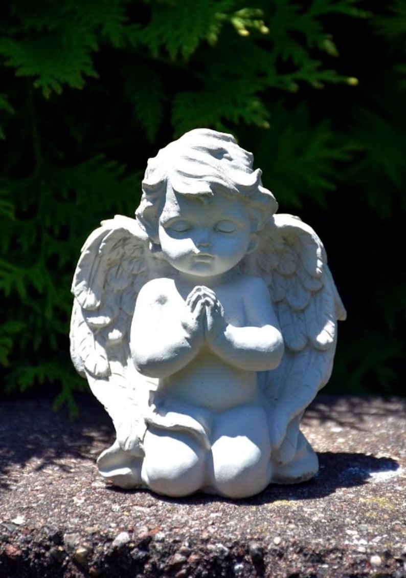 Estatua de ángel rezando de hormigón hecha a mano / Querubín para el hogar y el jardín imagen 1