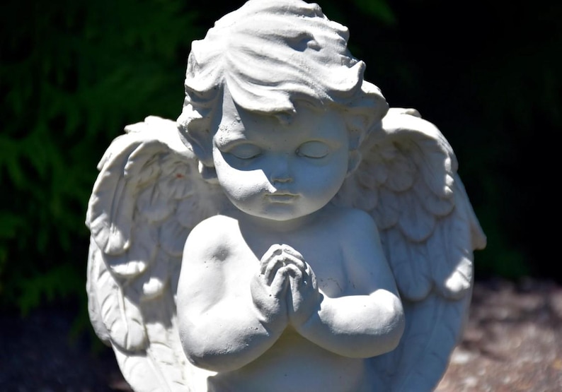 Estatua de ángel rezando de hormigón hecha a mano / Querubín para el hogar y el jardín imagen 2