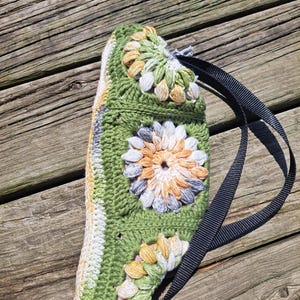 Bolso bandolera de crochet de algodón, con cierre de cremallera más forro y correas ajustables extraíbles.