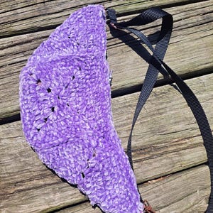 Bolso bandolera de terciopelo crochet, con cierre de cremallera más forro y correas ajustables extraíbles.