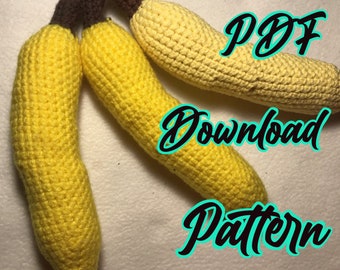 Puede incluir: Tres plátanos amarillos de crochet con tallos marrones. El texto "PDF Descargar Patrón" está escrito en letras negras y turquesa sobre un fondo blanco.