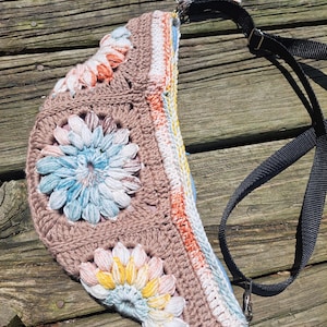 Bolso bandolera de crochet de algodón, con cierre de cremallera más forro y correas ajustables extraíbles.