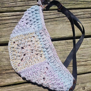 Bolso bandolera de crochet, con cierre de cremallera más forro y correas ajustables extraíbles.