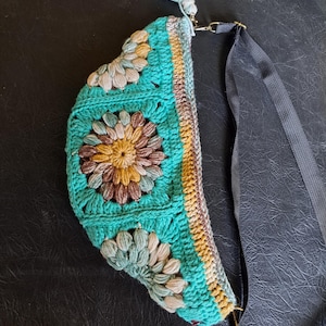 Bolso bandolera de crochet de algodón, con cierre de cremallera más forro y correas ajustables extraíbles.