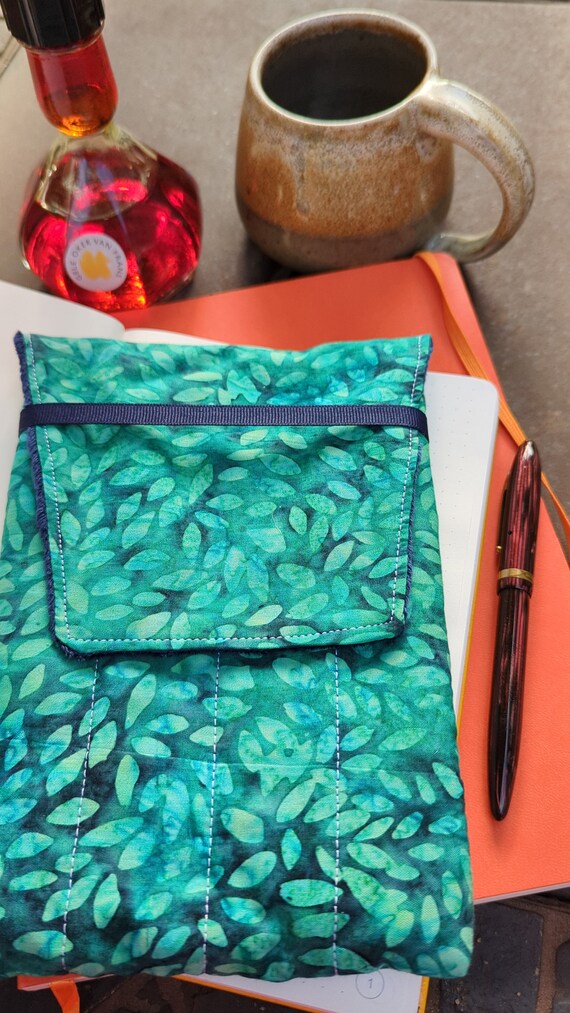Fabric 8 Pen Pouch "Gatemouth" Green Leaves