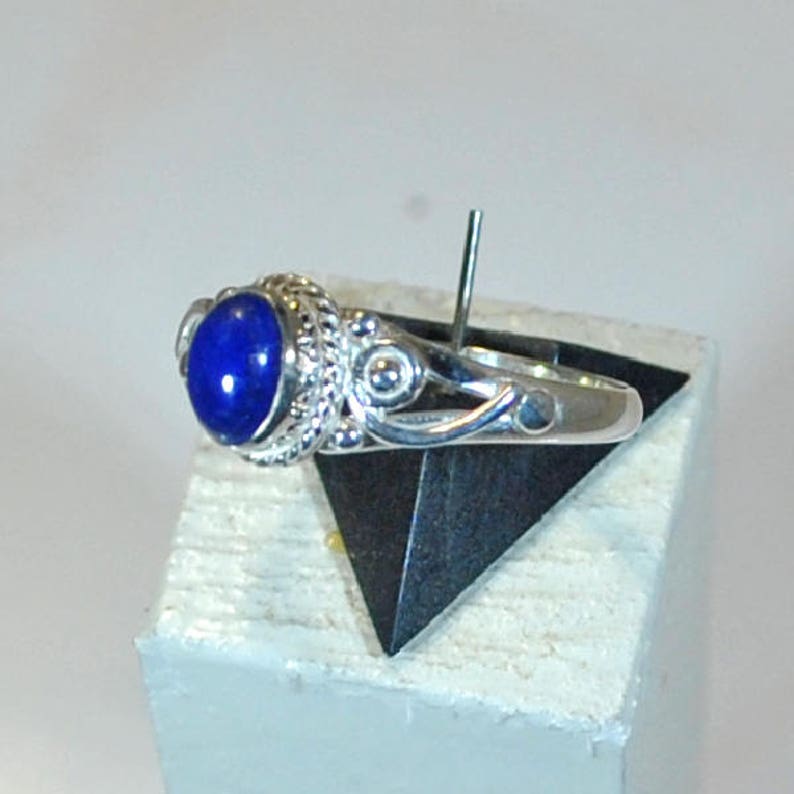 Ring in sterling silver with lapis setting