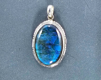 Sterling silver pendant labradorite