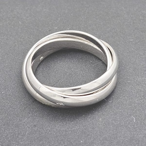 Peut inclure: Une bague en argent triple bande avec une finition lisse et polie.