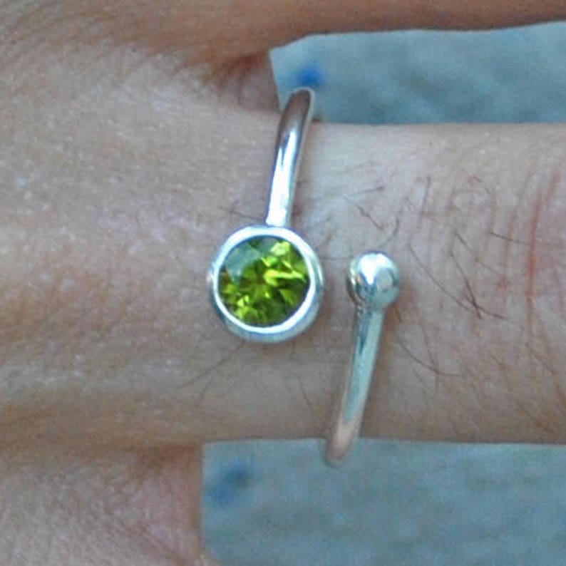 Ring in sterling silver with peridot setting