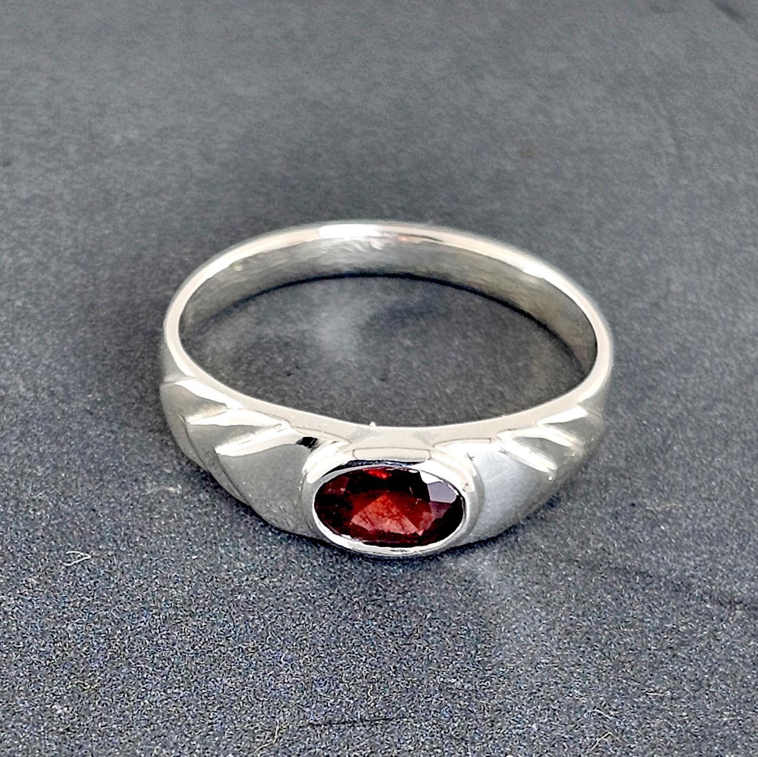 Bague en or rose avec grenat rond et diamants