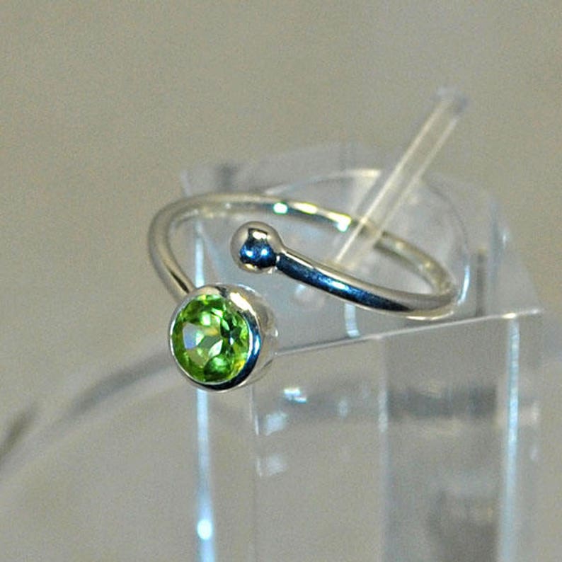 Ring in sterling silver with peridot setting