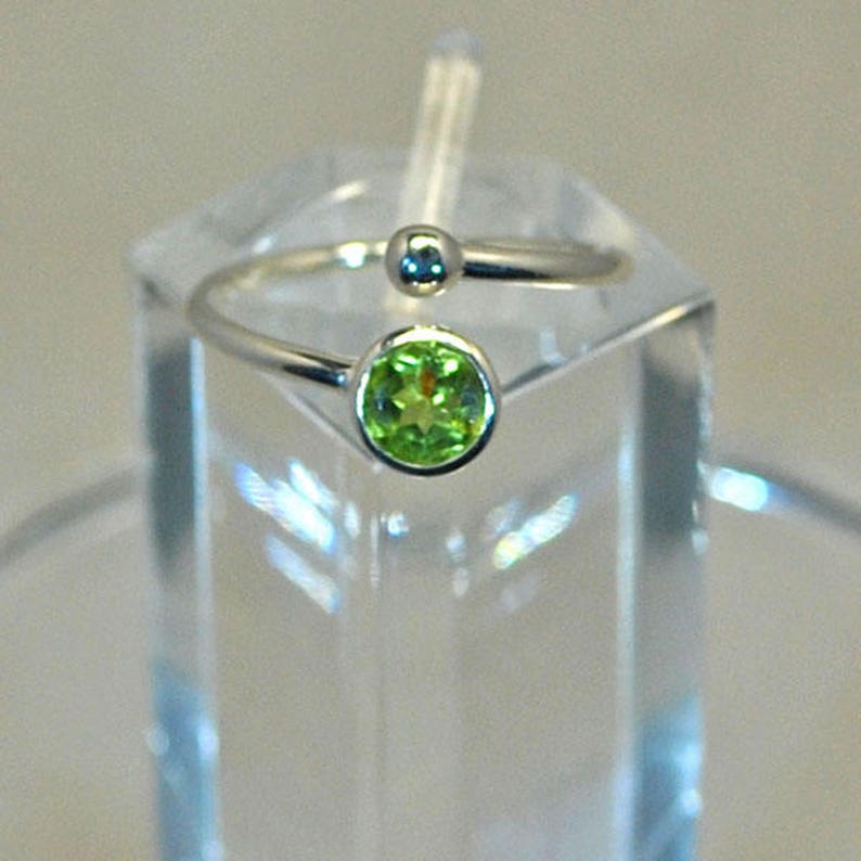 Ring in sterling silver with peridot setting